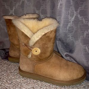 UGG Women's BAILEY BUTTON II BOOT (new condition!)